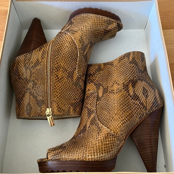 Michael Kors Codie toe out Boot - Picture 3 of 10